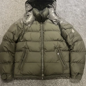 Moncler chavilier - Säljer denna otroligt feta moncler jackan. Jackan är i storlek 2(S/M) och i fint skick. Jackan är självklart äkta och det är bara att höra av dig vid frågor:) äktahetsbevis finns