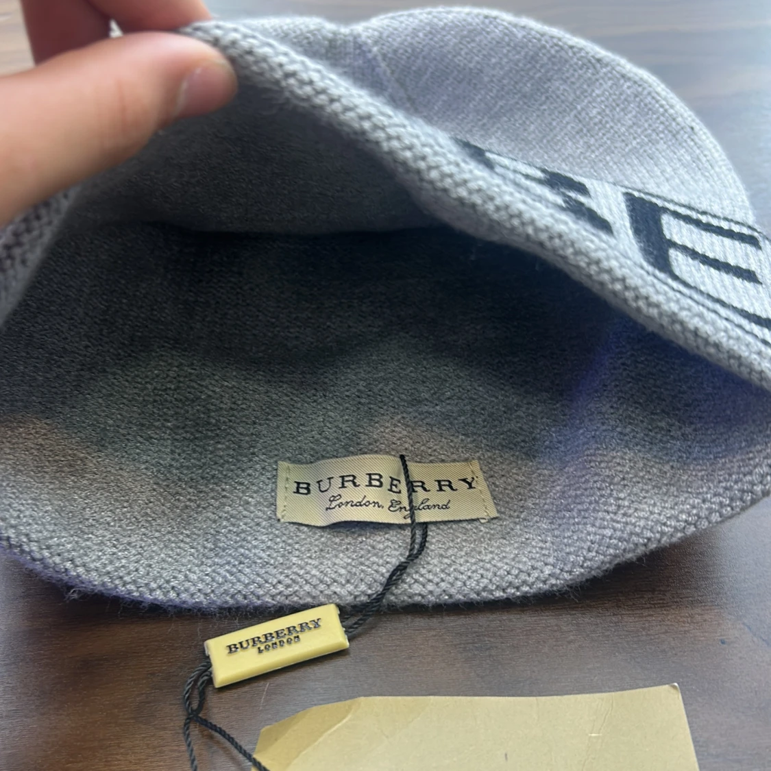 Grå stickad Burberry mössa - 1