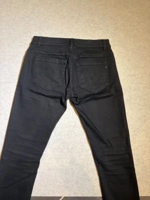 Dondup George  - Feta dondups i moddelen George byxorna är fint skick och mått och bild med det på går att lösa vid intresse bara att höra av dig vid frågor och funderin