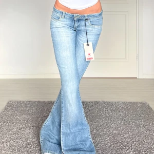 Jeans - Midjemått: 36cm rakt över, innerbenslängd: 86cm 💕