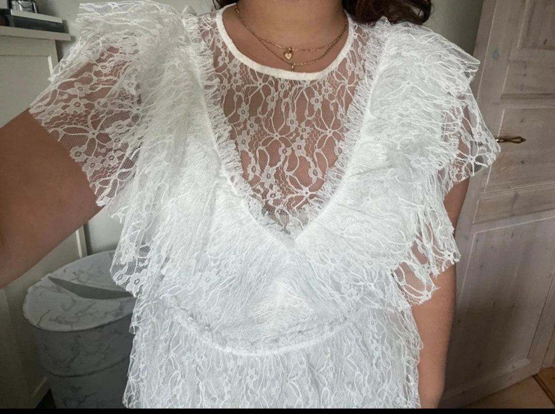 Vit studentklänning med spetsklänning och volanger - 2