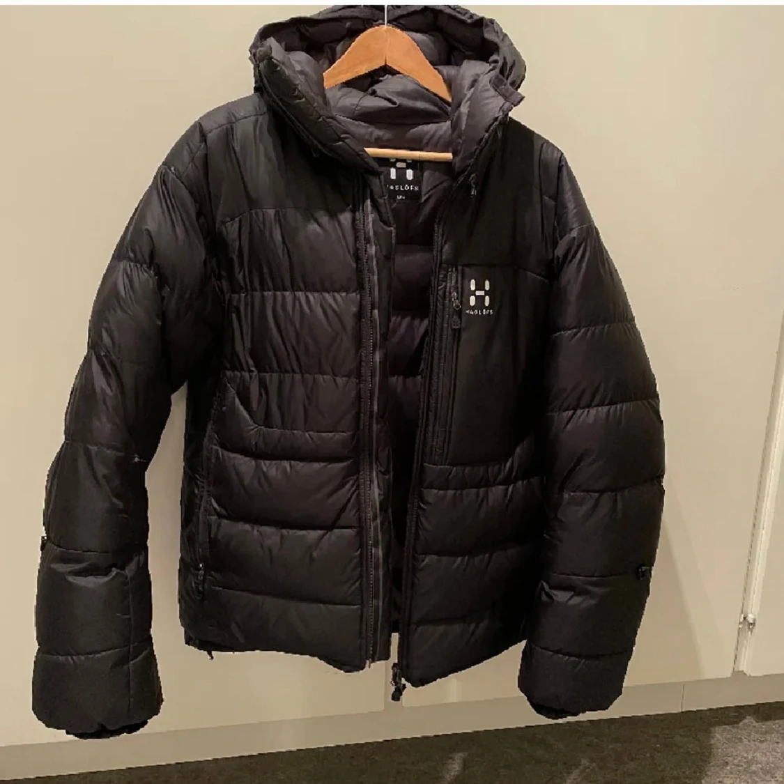 Svart dunjacka från Haglöfs - 2