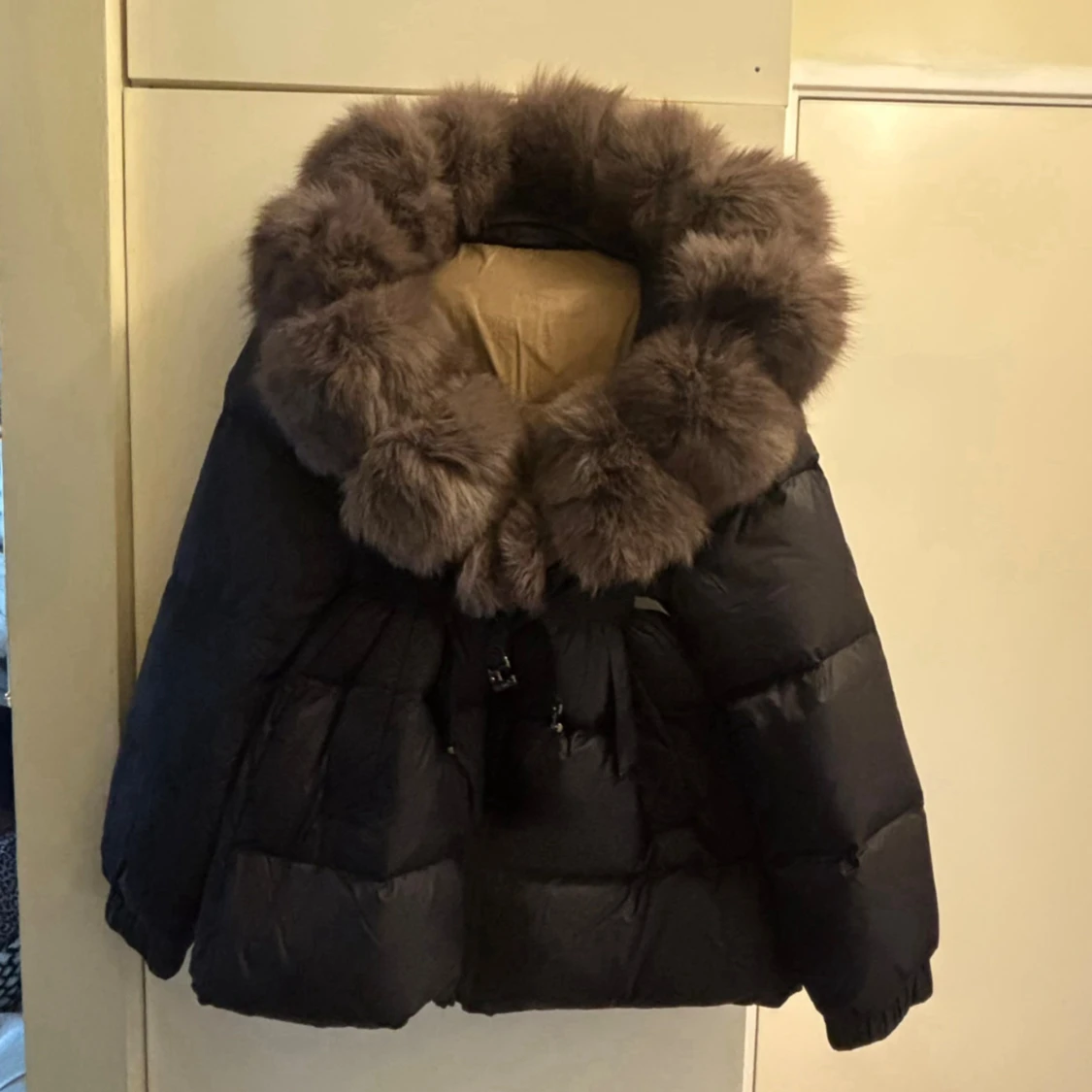 Svart pufferjacka med stor pälskrage - 1