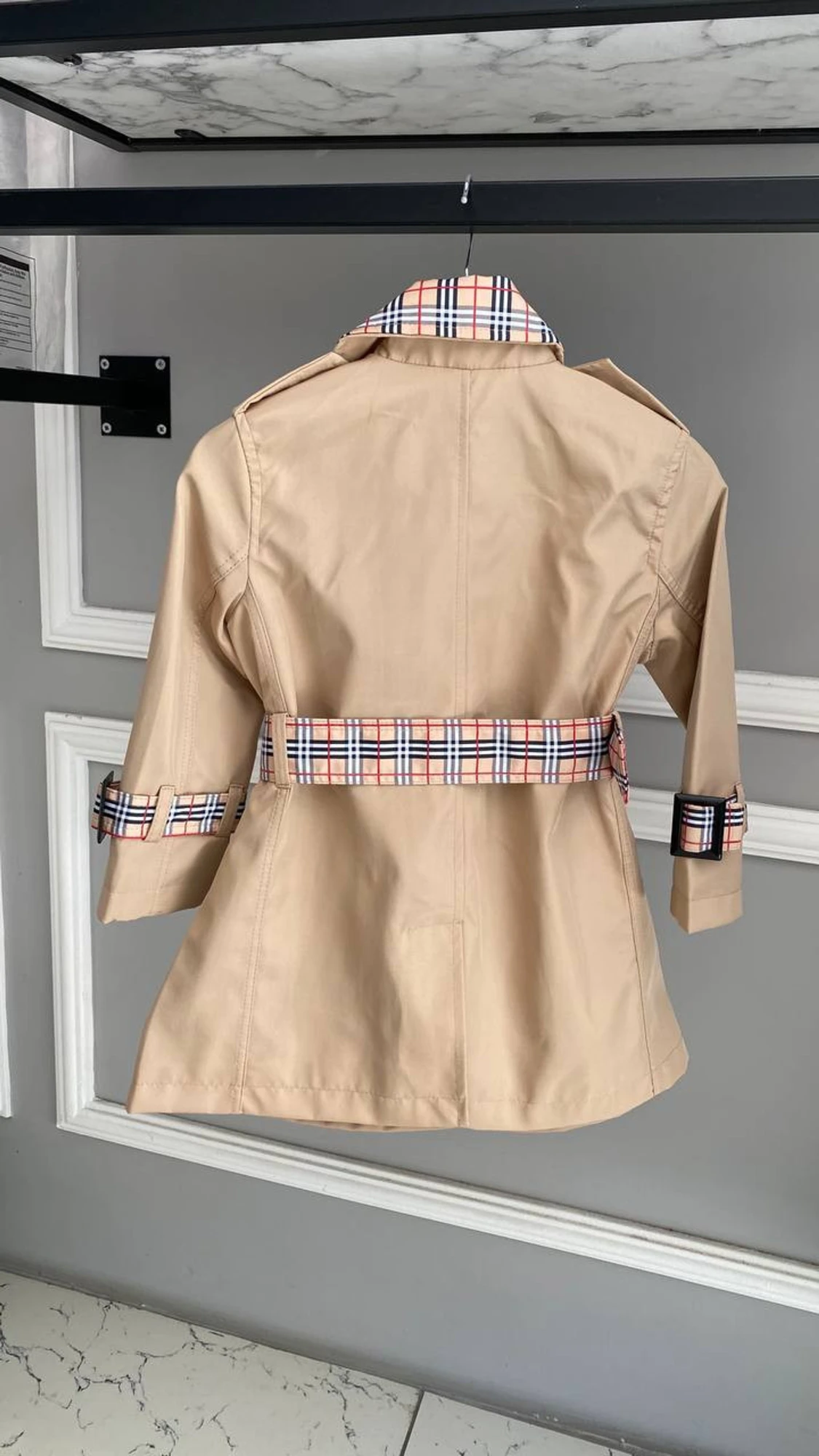 Beige trenchcoat med rutig detalj - 1