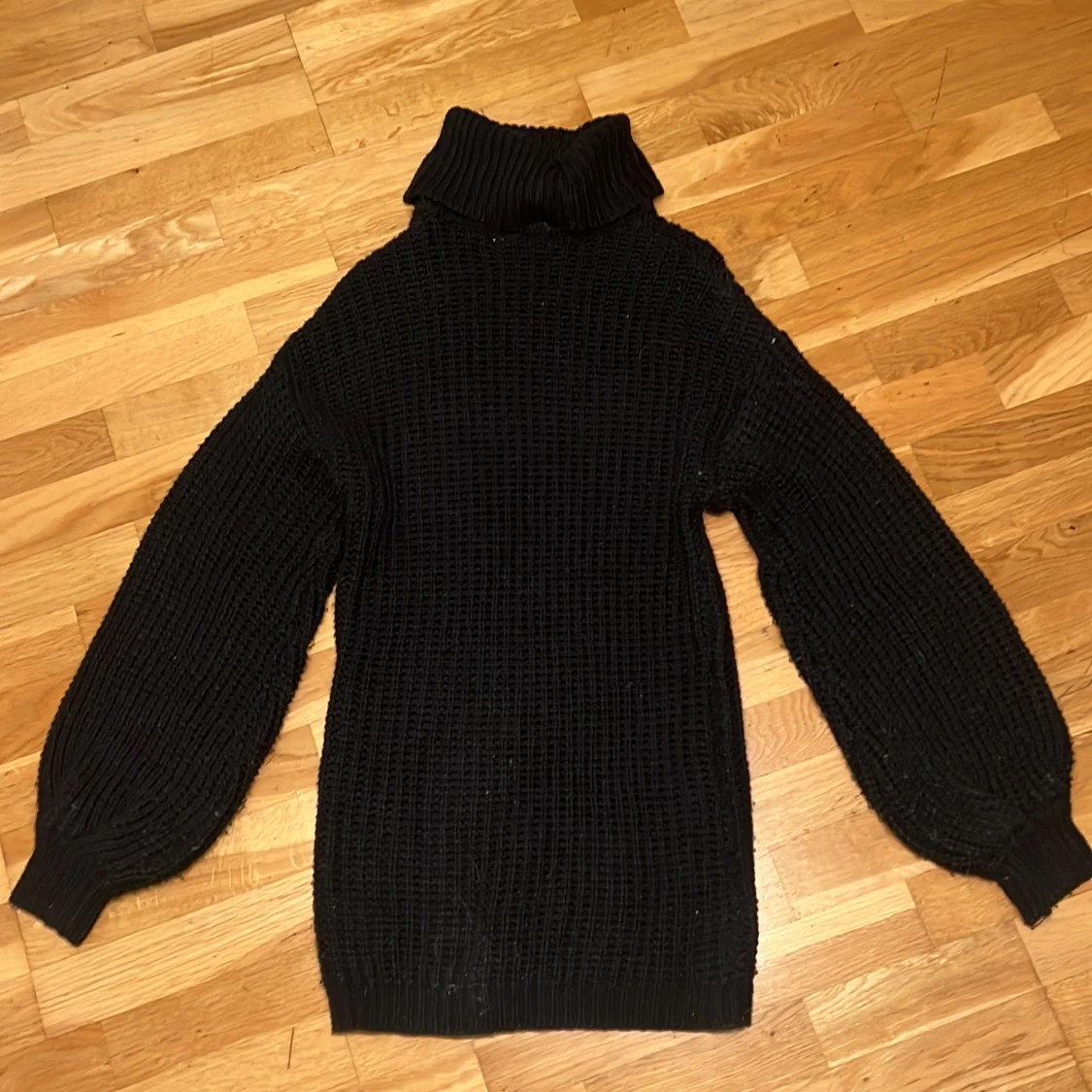 Svart stickad poloklänning NA-KD  - 1