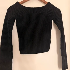 OFF shoulder stickad tröja - Säljer off shoulder svart stickad tröja från H&M i storlek XS. Sitter supersnyggt och har en feminin, trendig passform. Perfekt till både vardag och kväll! I mycket fint skick.