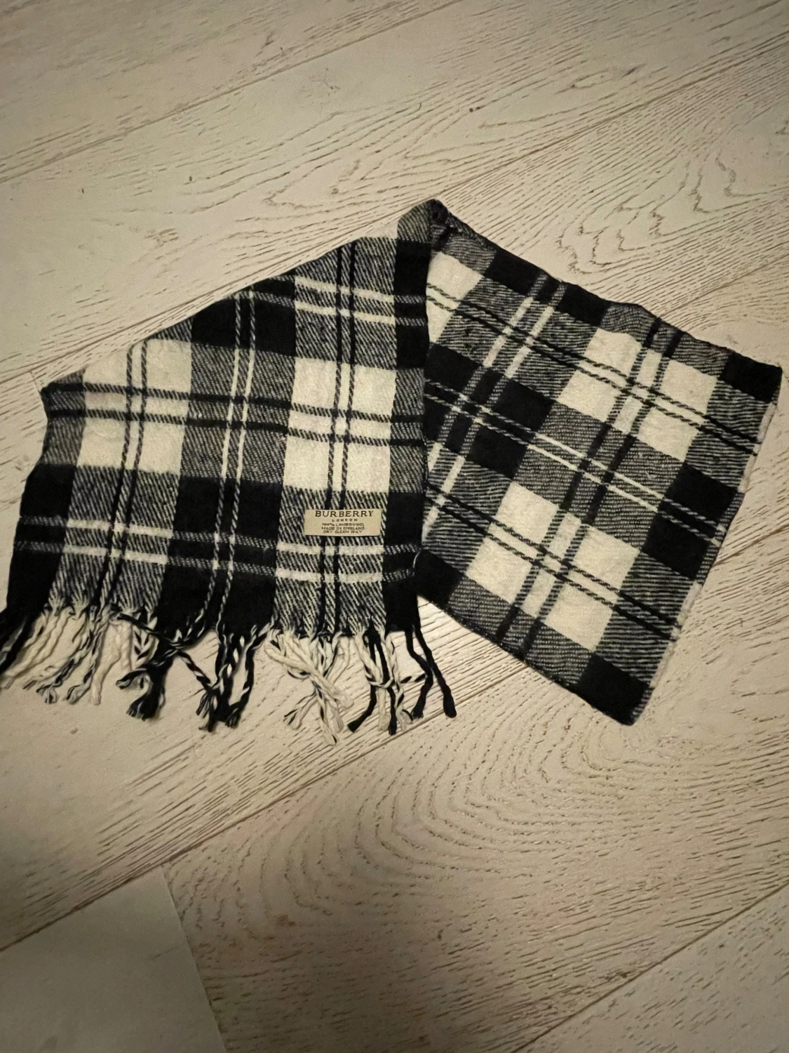 Svartvit rutig halsduk från Burberry - 2