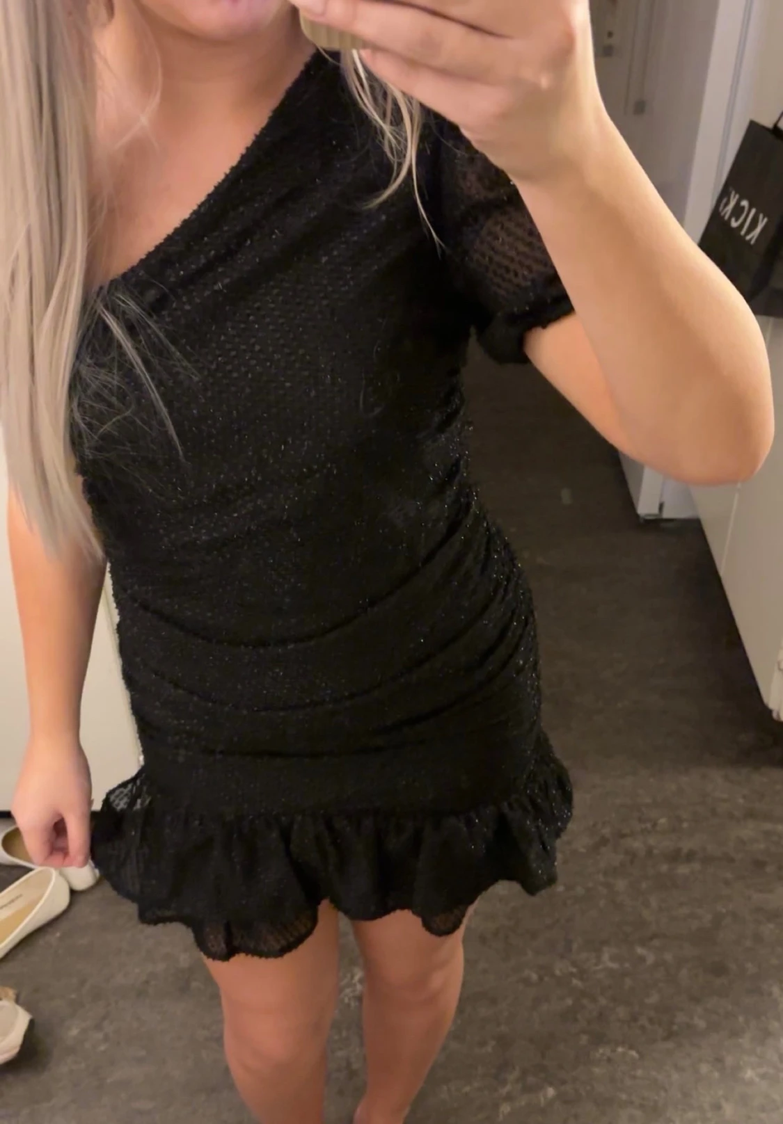 Svart glittrig one shoulder klänning - 2