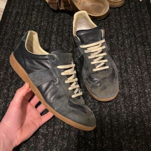 Maison margiela  - Tja, Säljer nu mina Maison margiela i fint skick, inga större skador alls. Skorna är storlek 42 men passar 43 lika bra|Skick 8/10 👍✅| Fraktar via PostNord eller instabox| Hör av er om det skulle vara några frågor! 😃