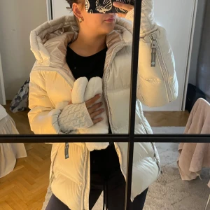 Vit pufferjacka från Caya - Cayan ihana valkoinen toppatakki, koko S. Ostettu viime talvena, joten se on edelleen todella hyvässä kunnossa ilman mitään vikoja.🤍