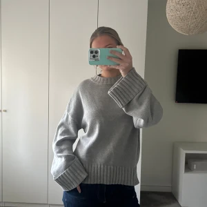 Grå stickad tröja med vida ärmar - Säljer denna jättefina grå stickad tröjan med breda ribbade muddar. Använd fåtal gånger 💖