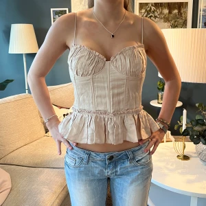 Topp - Så söt korsetttopp med volang, oanvänd med lapp kvar 💖 passar mig som vanligtvis bär S 