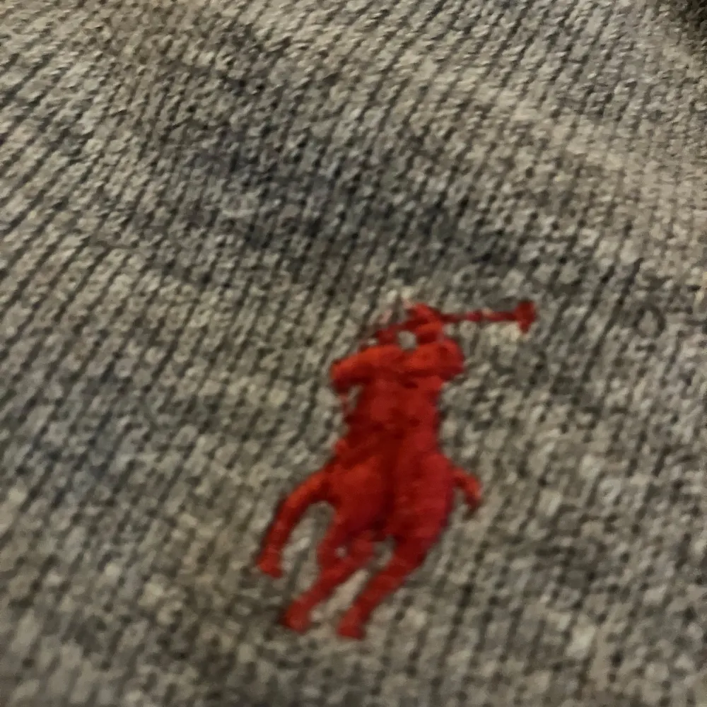 Säljer en snygg grå tröja från Polo Ralph Lauren i 100% bomull. Den har en dragkedja vid halsen och det klassiska röda Polo-loggan broderad på bröstet. Perfekt för både höst och vår, med långa ärmar och en bekväm passform. Passar till både vardag och lite finare tillfällen. 🐎. Tröjor & Koftor.