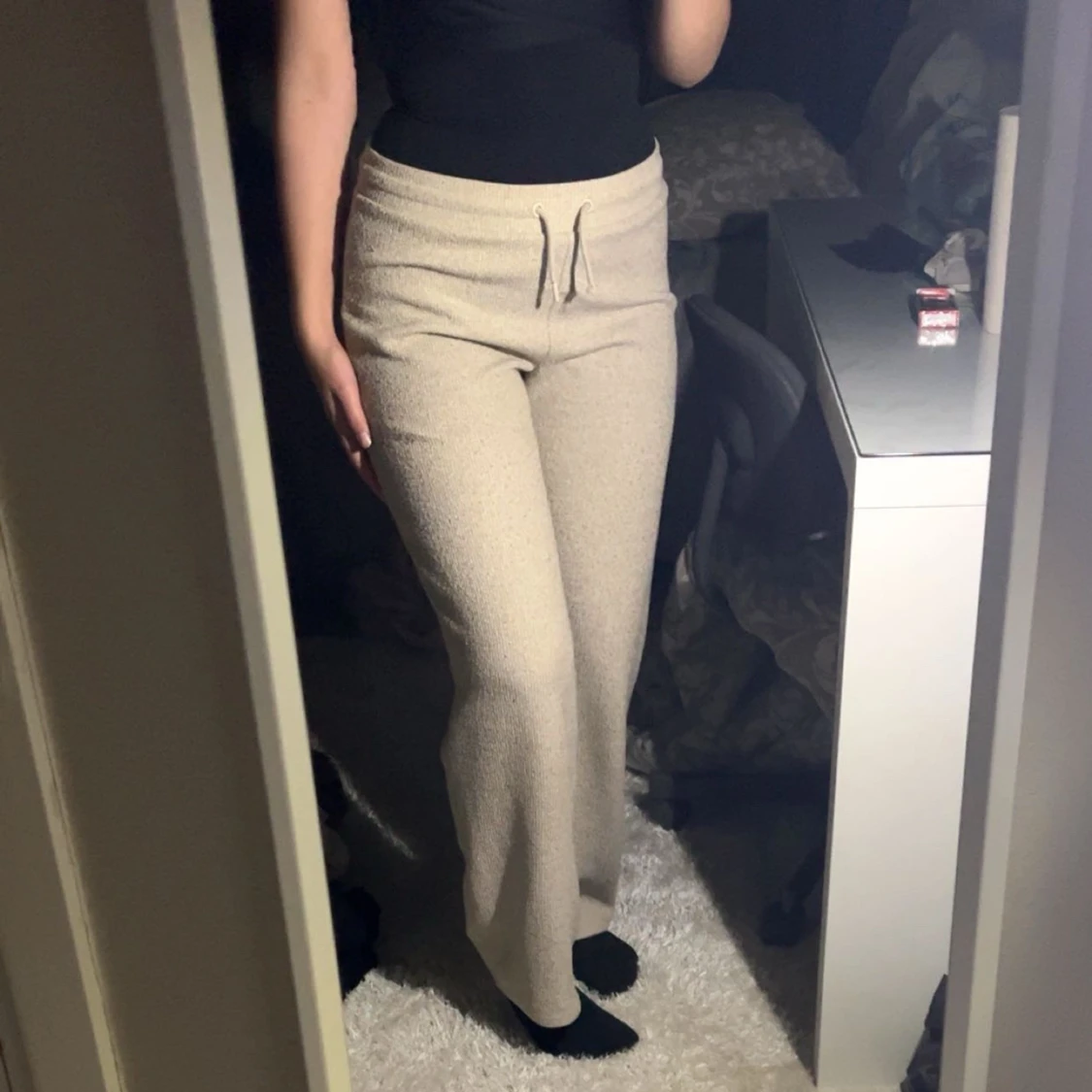 Beige stickade byxor