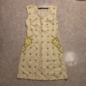 Prickig klänning - Prickig känning i linne och bomull, creme färgad med gröna prickar, knappt använd