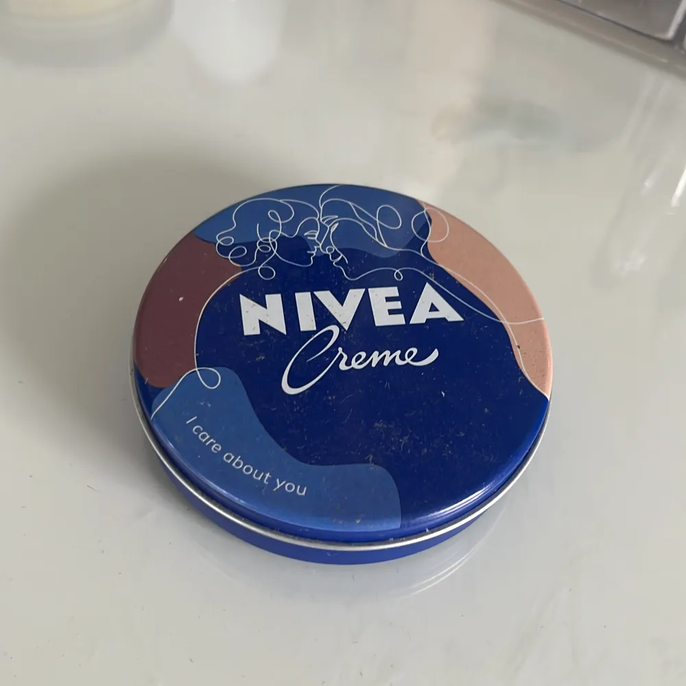 nivea kräm! använd men finns mkt kvar!. Skönhet.