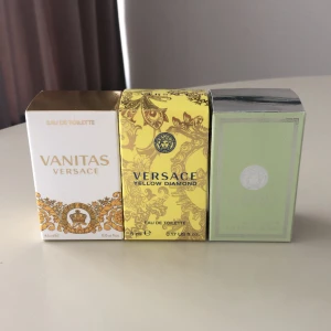 Versace parfym - Säljer mina tre Versace parfymer på grund av att de inte faller mig i smaken:) de är helt oanvända, inte ens testade! Tofterna är vanitas, yellow diamond och versense:) köparen står för frakten. De rymmer 5ml förutom vanitas som rymmer 4,5ml:)