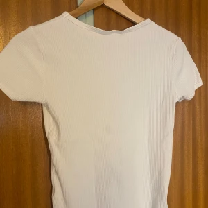 ZARA ribbad tshirt  - ganska basic ribbad vit tshirt ifrån zara💓 säljer då jag har andra och denna inte kommer till användning😇😇💞