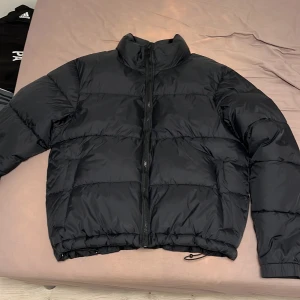 Everest jacka - Säljer då jag inte kan ha den längre och bara vill bli av med den. Använd en halv vinter typ. Inga skavanker alls. 