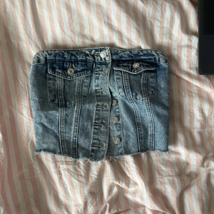 Jeanstopp med knappar - Säljer en cool jeanstopp med knappar framtill. snygg slitning och elastisk detalj baktill för bättre passform. 