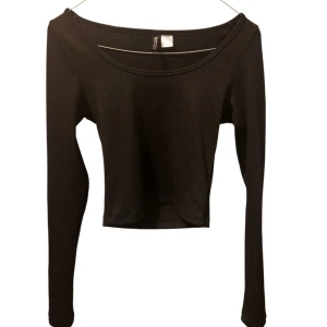 Svart topp 2st - Knappt använda  Bra skick  Båda för 50💕