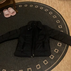 Svart jacka  - Storlek 46/48