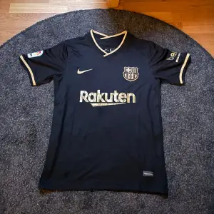 Tja, jag säljer just nu min feta Barcelona tröja i storlek S-M för ett mycket rimligt pris. Köpt i stan på en fotbolls butik för 700, använd 1 gång. Finns inte kvitto på tröjan, hör av er vid frågor eller funderingar! ✨💫