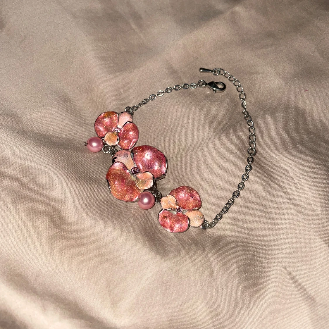 Rosa blommigt armband med pärlor
