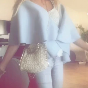 ljusblå poncho  - säljer denna söta ljusblå ponchon 💕