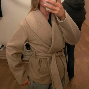 Only beige kappa  - Knytbar kappa från ONLY 