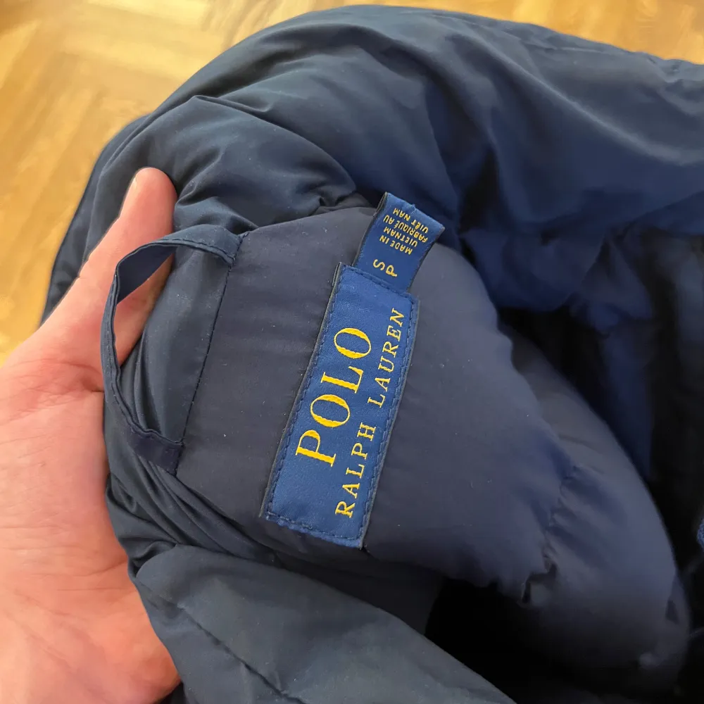 Säljer en eftertraktad Ralph Lauren jacka i storlek S perfekt nu till kallare väder👊Jag köpte den från CareofCarl förra vintern för 5000kr men inte använd mycket då jag hade andra jackor jag gillade mer🤝vill ha fler bilder eller undrar nått skriv😄👊. Jackor.