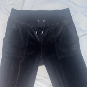 Juicy Couture Byxor - (De vita prickarna är knoppar) Storlek: XS Skick: Ganska bra 💕 Original Pris: 1100kr 