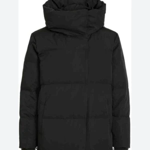 Vinterjacka - Superfin vinterjacka från objekt, helt slutsålt och den är i nyskick! Storlek M passar även S! Nypris 1500!💕Kom privat för egna bilder!!!