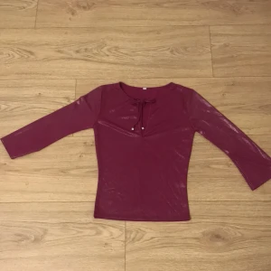 Glittertröja VERO MODA - En lila tröja med glitter från vero Moda. Ärmarna ända till armbågarna. V-ringad med snören och gulddetalj man kan knyta. Passar till fester men också vardaglig. Pris kan diskuteras.