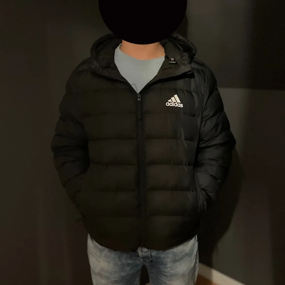 Säljer min Adidas jacka då ja ska köpa en ny. Vänstra fickans dragkedja är sönder.  Nypris 1400.. Jackor.