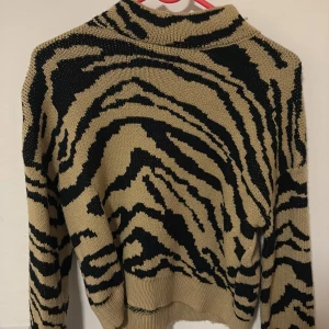 Stickad tröja ”nån slags leopard mönster” - Mjuk och bekväm 