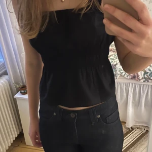 Linne H&M - Väldigt fint linne från H&M. Aldrig använt, prislappen sitter kvar. Resor i midjan💕Nypris 149 kr