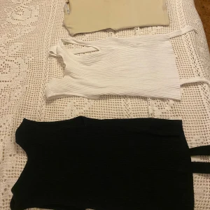 Rygglöss tröja zara - Ribbstickad svart tröja från zara, öppen rygg med knytning i nacken. Använd max 3 gånger