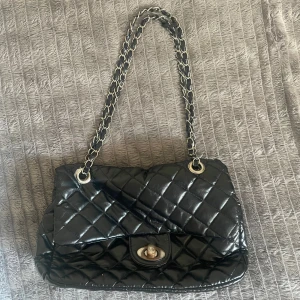 Vintage väska gina - Finns ej att köpa längre, finns några mindre defekter