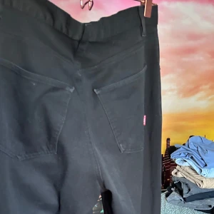 Jeans storlek 42 - Jeans som inte används längre, bra skick inget slitage. Jeansen är i ett blandtyg som gör att de känns lite som kostymbyxor! Jätte sköna jätte fina! 