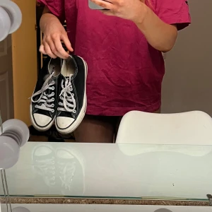 Svarta converse - Säljer ett par klassiska svarta converse med vita snören och sula. Skorna är i använt skick men fortfarande i bra form. Storlek 38. Fraktas samma dag eller möts upp i Örebro ❤️