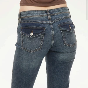 Blå jeans med fickdetaljer - Snygga blå jeans med coola fickdetaljer och knappar bak. Säljer för dem har blivit för korta, tyvärr!