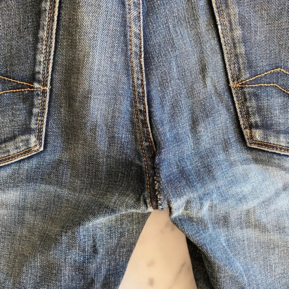 Tja, säljer ett par riktigt snygga Replay jeans i bra skick. De har slitna detaljer för en cool look. Perfekta nu på hösten! Storleken på dessa är 30/32, jeansen är ihop sydda enligt sista bilden, hör av dig vid funderingar!. Jeans & Byxor.