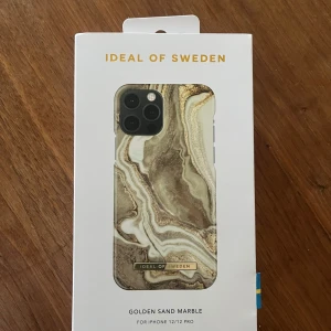 Nytt mobilskal😍 - Ett helt oanvänt mobilskal från ideal of sweden. Färgen Golden sand marble. Jag säljer då jag köpte fel modell, skalen passar iPhone 12/12 PRO❤️😍