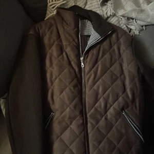 Cardigan  - Säljer denna feta cardigan som är lite för stor för mig. Jag är 180cm lång och väger 66 kg. Helt oanvänd.