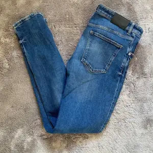 Säljer ett par riktigt snygga jeans från J.Lindberg. Passformen är slim fit och sitter riktigt bra. Skicket är 9/10 inga defekter. Skriv om ni har några frågor!