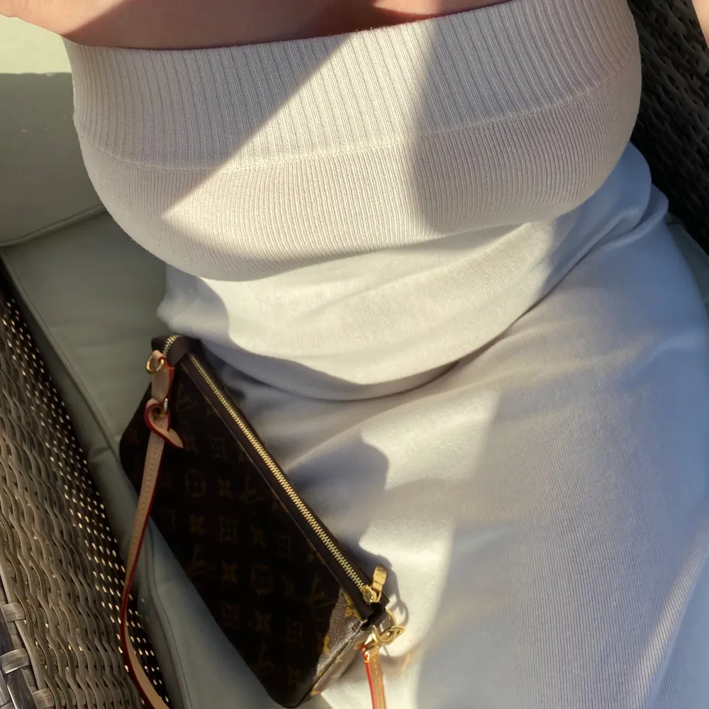 Säljer min äkta Louis Vuitton Pochette, då den tyvärr inte kommer tills användning. Den är använd Max 5 ggr.  NY PRIS: 16.200kr (Fler bilder samt kvitto och äktehetsbevis kommer ikväll)  (kommer med låda). Accessoarer.