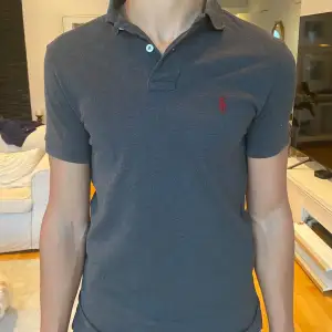 Säljer en skön mörkgrå pikétröja från Ralph Lauren i storlek S men passar även XS. Knappast använd och är i perfekt skick! Skriv gärna vid funderingar!