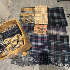 Burberry halsdukar - Har massor av burberry halsdukar som alla är i nyskick, äkthetsbevis medföljer alltid, de allra flesta färger har jag. 699 styck, 2 för 1200. Skriv vid intresse, paketpris kan också ges på flera stycken🙏🎅❄️