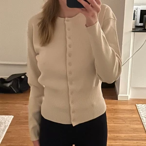 Zaratopp - Säljer denna sjukt populära tröjan ifrån Zara. Storlek Xs/S 🙌🏽🩷💕💕💕🤩  Skriv för fler bilder!! 